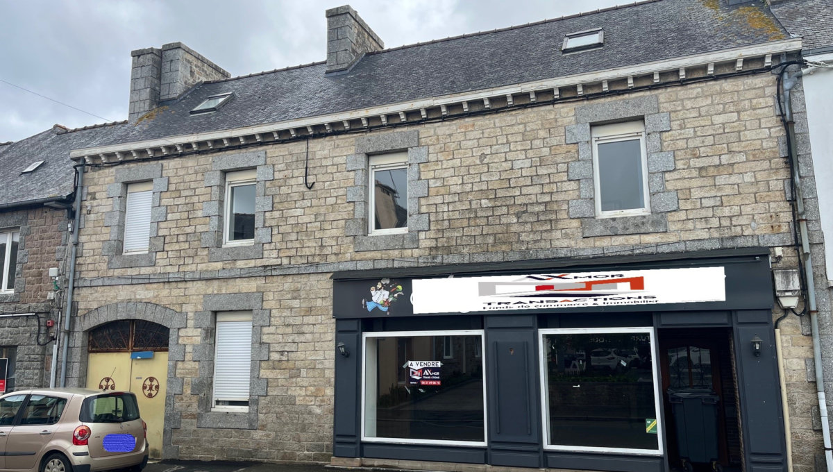 A VENDRE IMMEUBLE CENTRE-VILLE DE BEGARD. Immeuble Vente