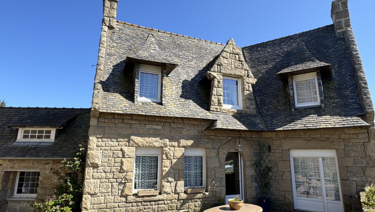 TRELEVERN : Belle maison en pierres proximité immédiate du bourg Maison Vente