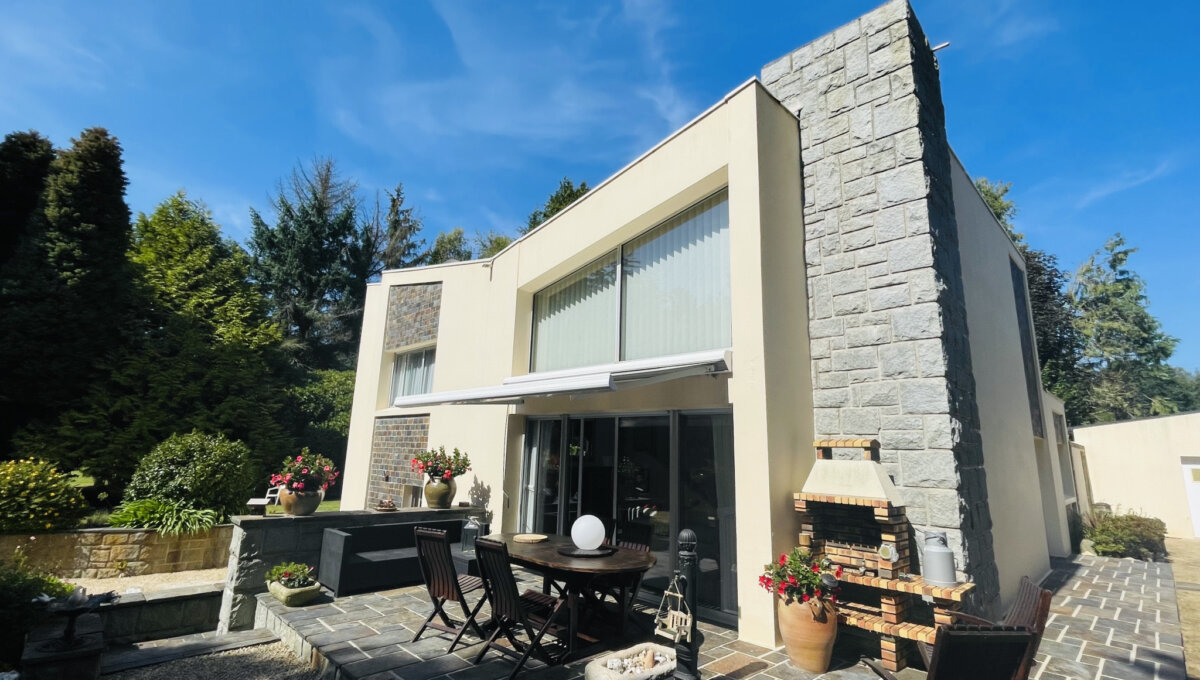 LANNION-SERVEL : Propriété avec maison d'architecte dans un bel écrin de verdure au calme Maison Vente